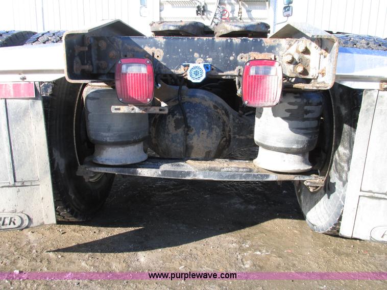 image for item A8501 2006 Freightliner Columbia semi truck