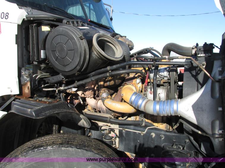 image for item A8501 2006 Freightliner Columbia semi truck