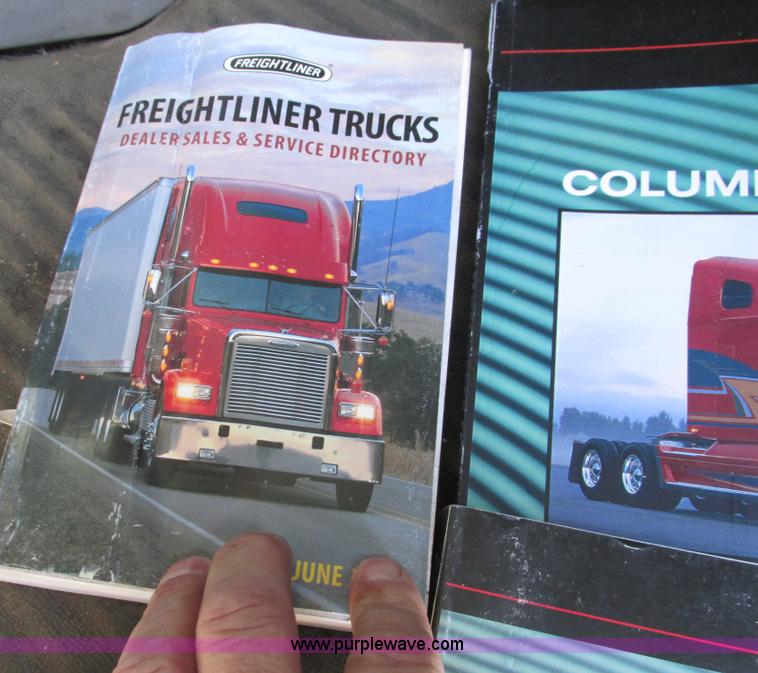 image for item A8501 2006 Freightliner Columbia semi truck