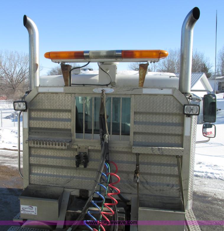 image for item A8501 2006 Freightliner Columbia semi truck