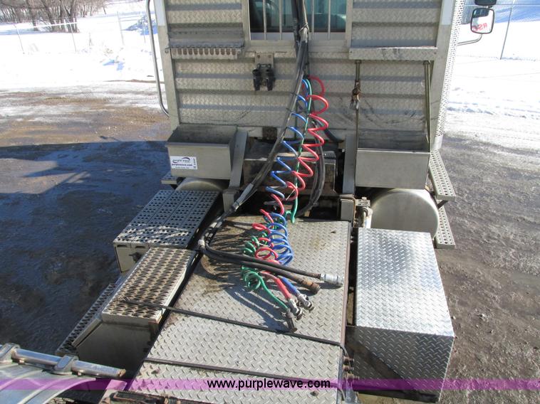 image for item A8501 2006 Freightliner Columbia semi truck