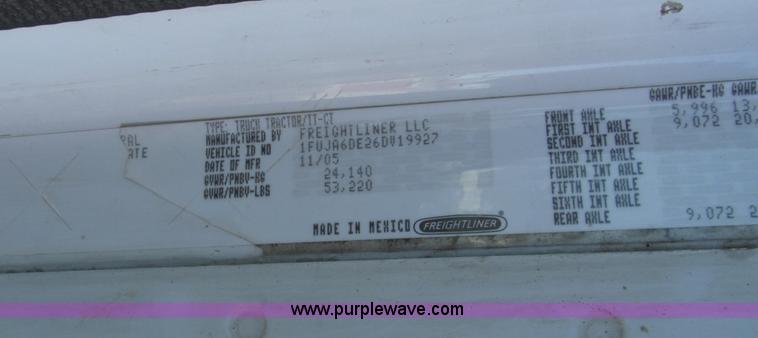 image for item A8501 2006 Freightliner Columbia semi truck