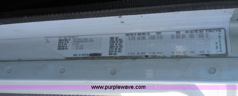 image for item A8501 2006 Freightliner Columbia semi truck