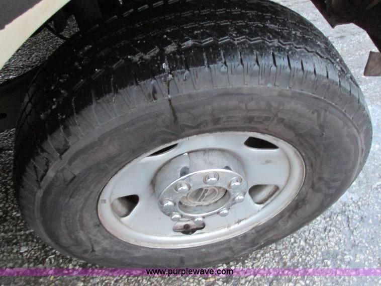 image for item AB9440 2006 Ford F250 Super Duty XL pickup truck