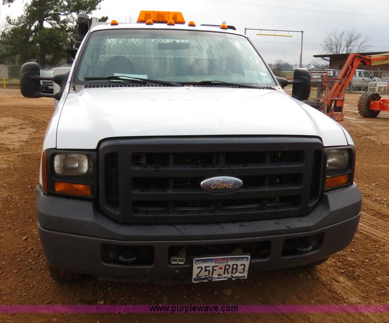 image for item B4645 2006 Ford F350 XL Super Duty service truck