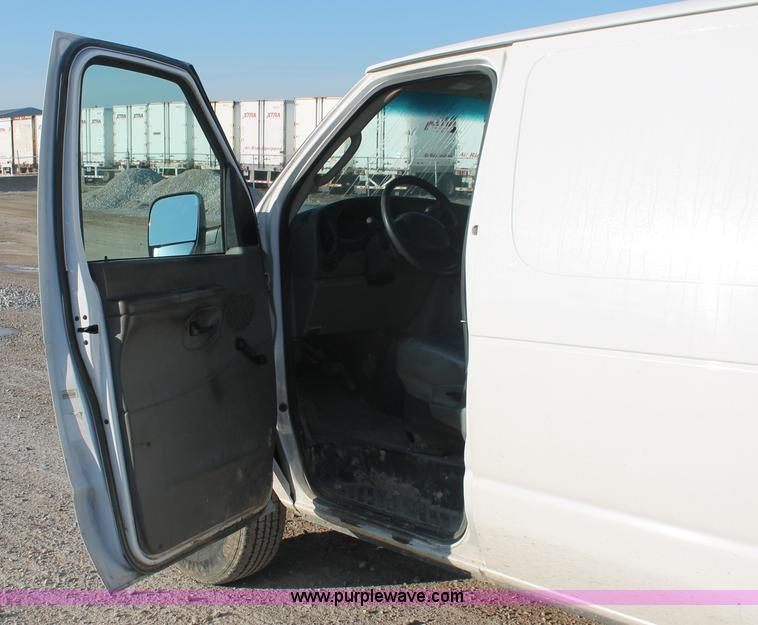 image for item E2910 2005 Ford E350 Super Duty van