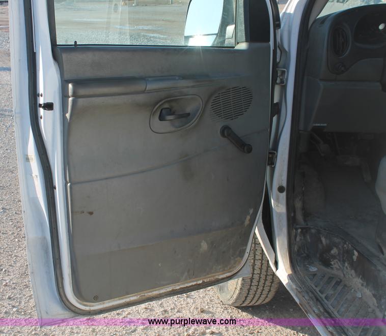 image for item E2910 2005 Ford E350 Super Duty van