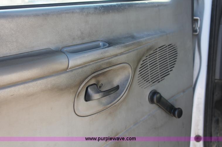 image for item E2910 2005 Ford E350 Super Duty van