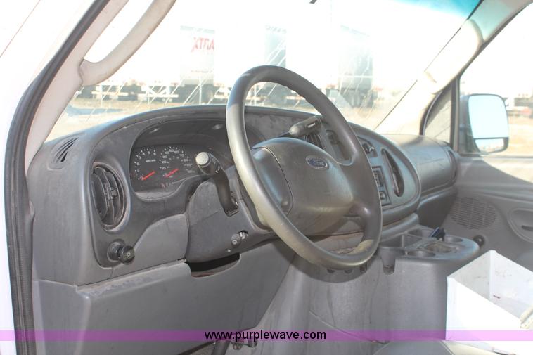 image for item E2910 2005 Ford E350 Super Duty van