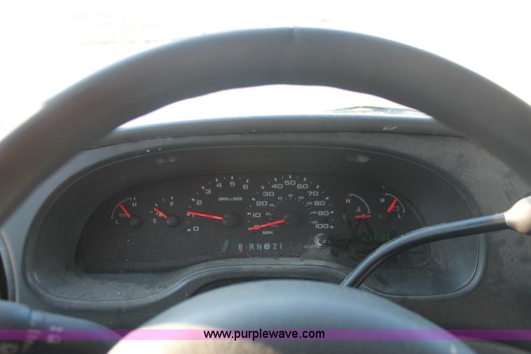 image for item E2910 2005 Ford E350 Super Duty van