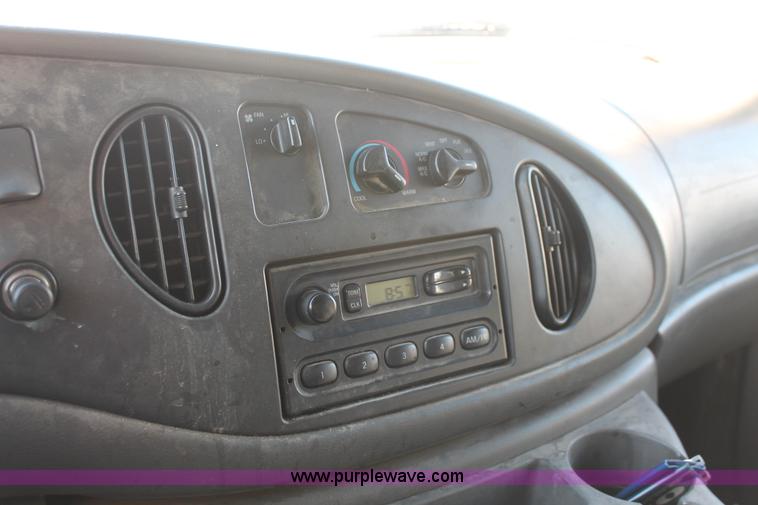image for item E2910 2005 Ford E350 Super Duty van