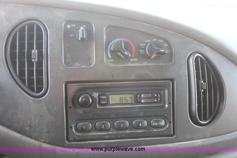 image for item E2910 2005 Ford E350 Super Duty van
