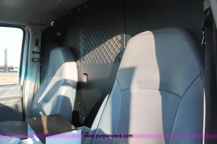 image for item E2910 2005 Ford E350 Super Duty van