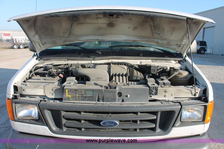 image for item E2910 2005 Ford E350 Super Duty van