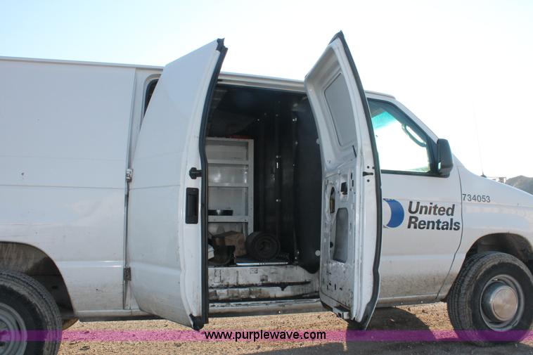 image for item E2910 2005 Ford E350 Super Duty van