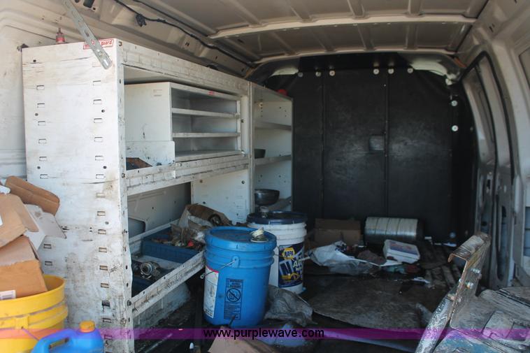 image for item E2910 2005 Ford E350 Super Duty van