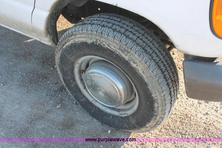 image for item E2910 2005 Ford E350 Super Duty van