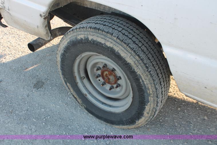 image for item E2910 2005 Ford E350 Super Duty van