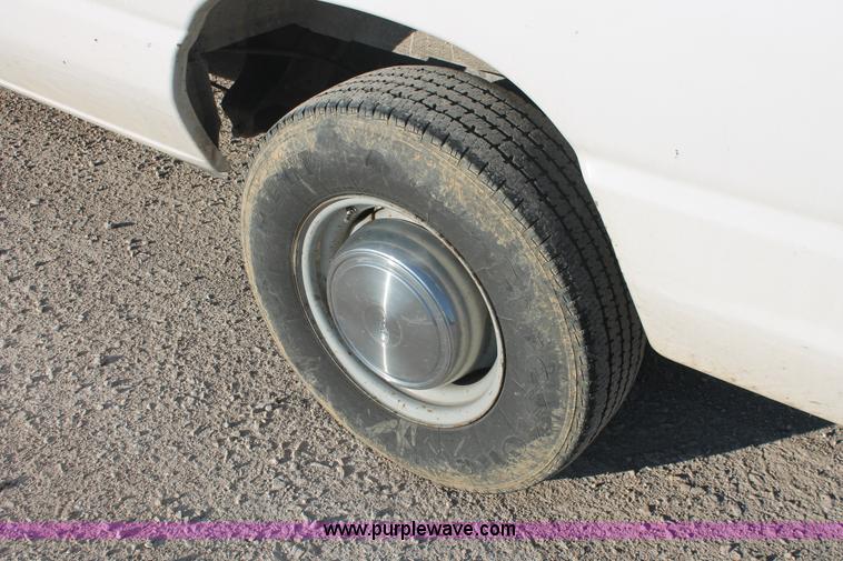 image for item E2910 2005 Ford E350 Super Duty van