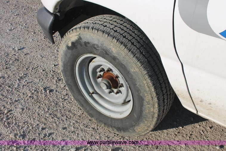 image for item E2910 2005 Ford E350 Super Duty van