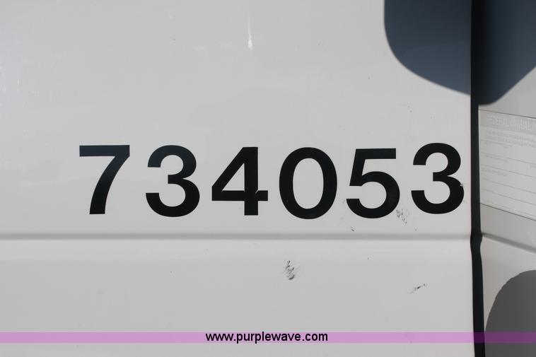 image for item E2910 2005 Ford E350 Super Duty van