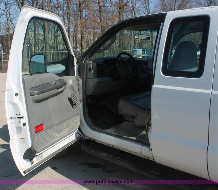 image for item E2911 2004 Ford F250 Super Duty XL SuperCab pickup truck