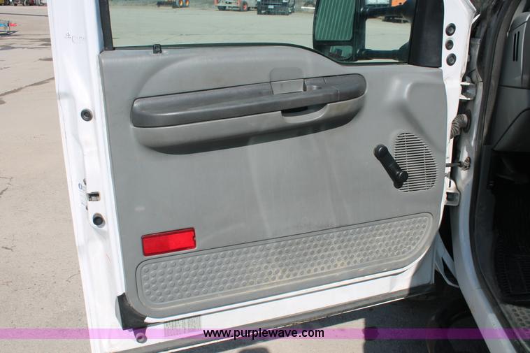 image for item E2911 2004 Ford F250 Super Duty XL SuperCab pickup truck