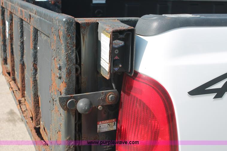 image for item E2911 2004 Ford F250 Super Duty XL SuperCab pickup truck