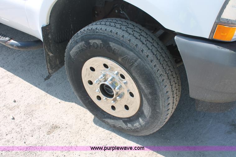 image for item E2911 2004 Ford F250 Super Duty XL SuperCab pickup truck