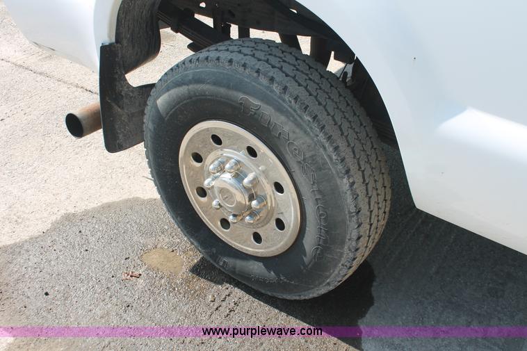 image for item E2911 2004 Ford F250 Super Duty XL SuperCab pickup truck