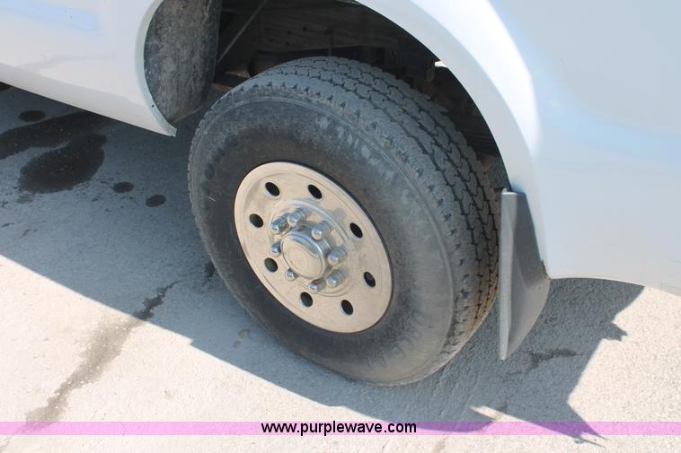 image for item E2911 2004 Ford F250 Super Duty XL SuperCab pickup truck