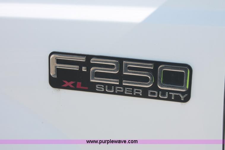 image for item E2911 2004 Ford F250 Super Duty XL SuperCab pickup truck