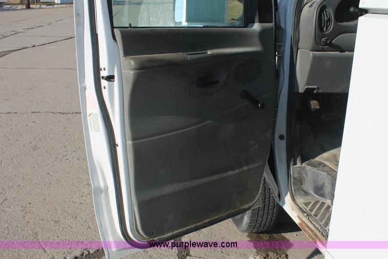 image for item E2915 2006 Ford E350 Super Duty service van