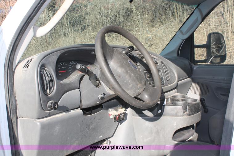 image for item E2915 2006 Ford E350 Super Duty service van