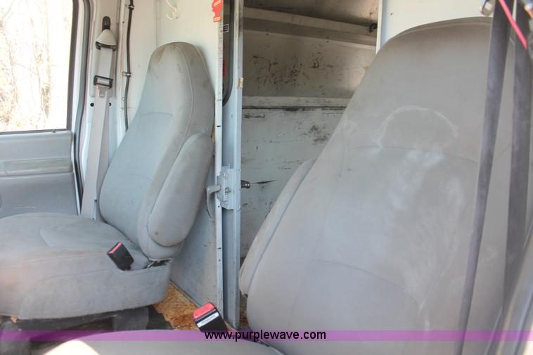 image for item E2915 2006 Ford E350 Super Duty service van