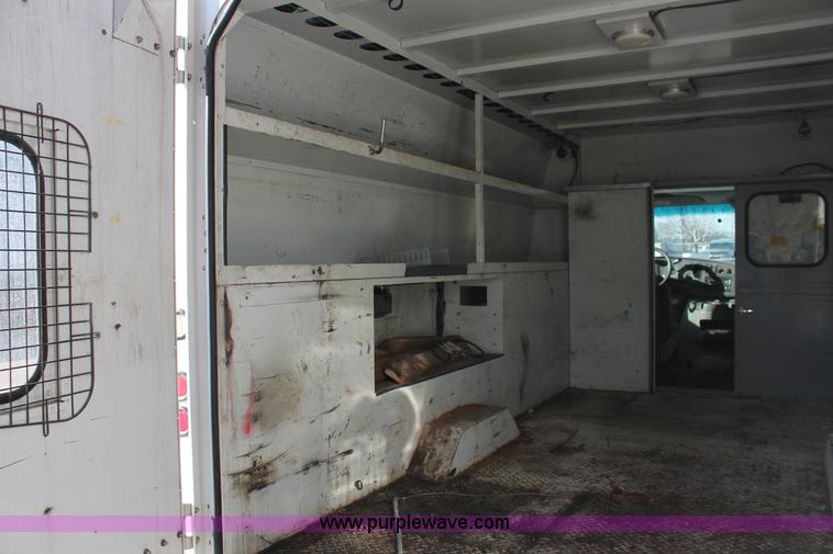 image for item E2915 2006 Ford E350 Super Duty service van