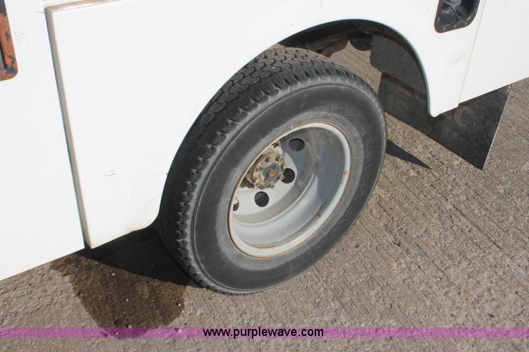 image for item E2915 2006 Ford E350 Super Duty service van