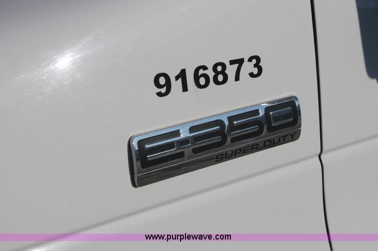 image for item E2915 2006 Ford E350 Super Duty service van