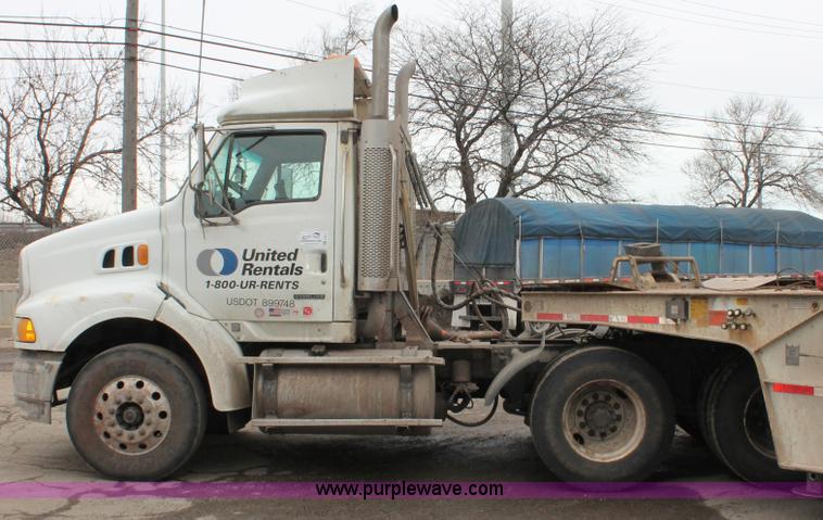 image for item E2917 2006 Sterling LT9500 semi truck