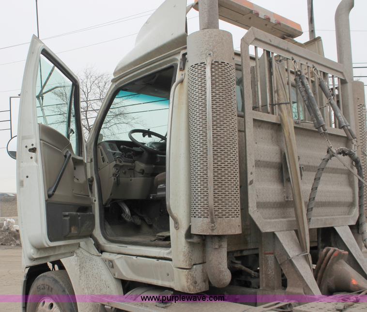 image for item E2917 2006 Sterling LT9500 semi truck