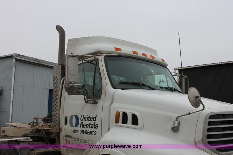 image for item E2917 2006 Sterling LT9500 semi truck