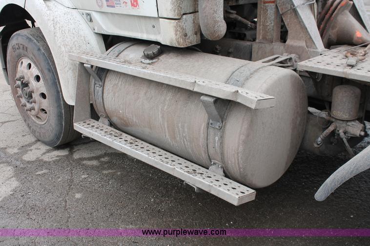 image for item E2917 2006 Sterling LT9500 semi truck