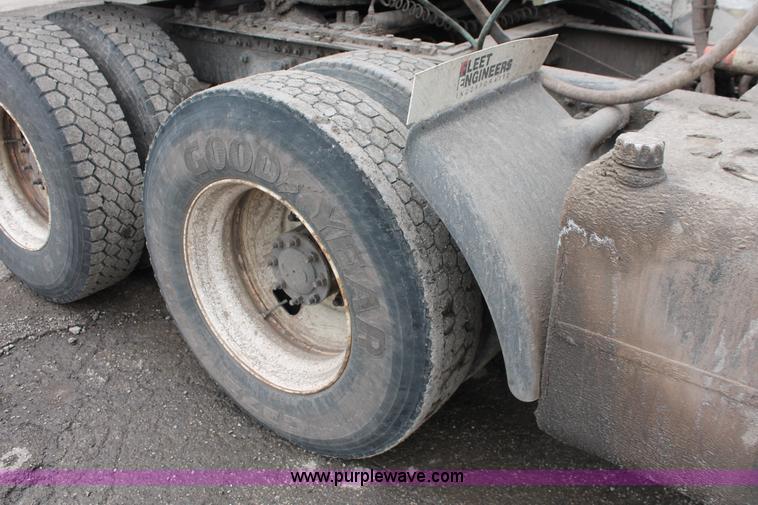 image for item E2917 2006 Sterling LT9500 semi truck