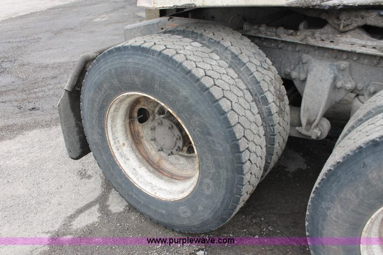image for item E2917 2006 Sterling LT9500 semi truck