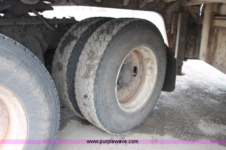 image for item E2917 2006 Sterling LT9500 semi truck