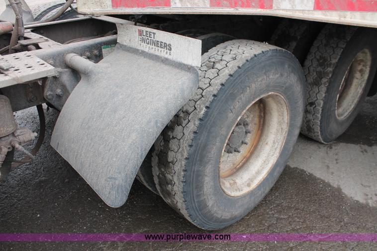 image for item E2917 2006 Sterling LT9500 semi truck