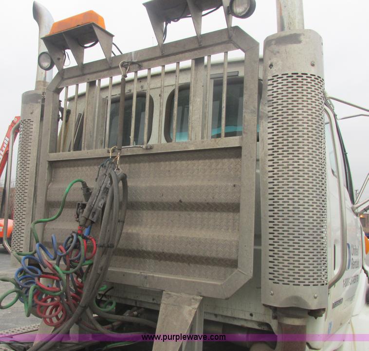 image for item E7111 2006 Sterling LT9500 semi truck