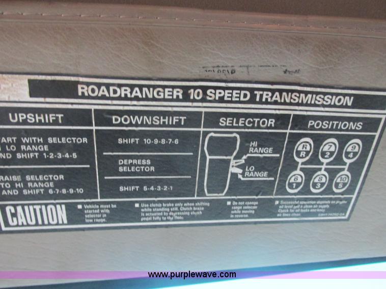 image for item E7111 2006 Sterling LT9500 semi truck