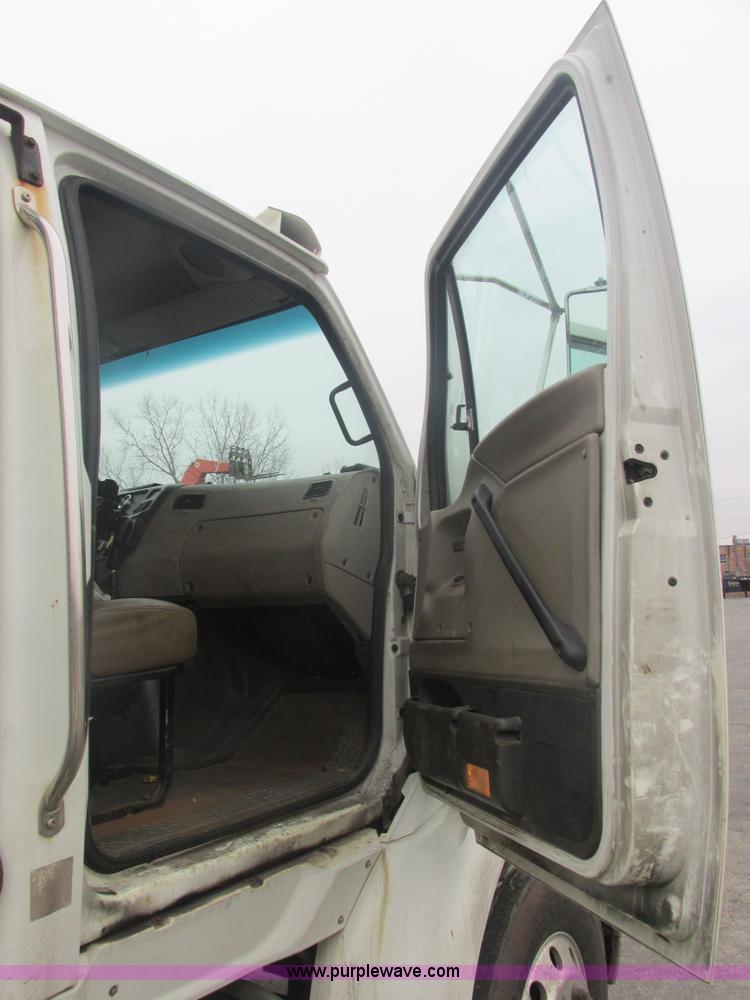 image for item E7111 2006 Sterling LT9500 semi truck