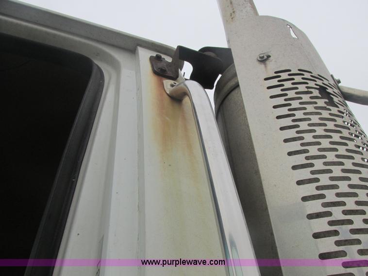 image for item E7111 2006 Sterling LT9500 semi truck